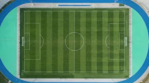 Fußballplatz aus der Vogelperspektive mit weißen Spielfeldlinien und Torraum
